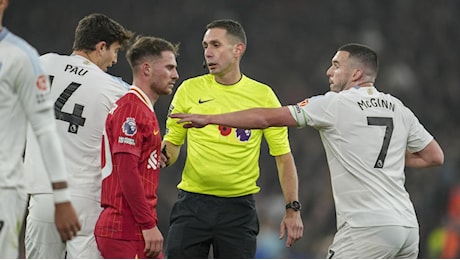 Coote, bufera sull'arbitro inglese: spunta un video in cui insulta Klopp e il Liverpool. Sospeso