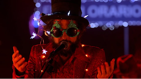 Natale Fuori Orario, la recensione: lo sgangherato road movie musicale di Vinicio Capossela