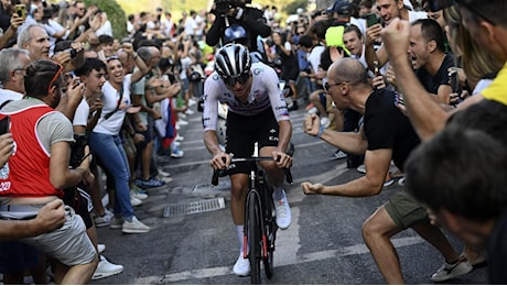 Giro di Lombardia, anche re Tadej al via in piazza Matteotti a Bergamo