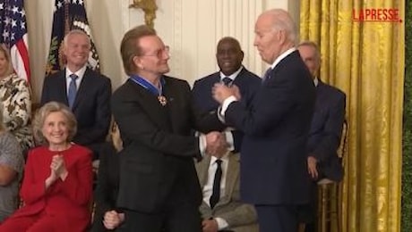 Usa, Biden consegna la Medal of Freedom a Bono Vox, Denzel Washington e Hillary Clinton