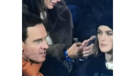 Allo stadio di Como i tifosi sono le star di Hollywood: Keira Knightley, Fassbender e Brody