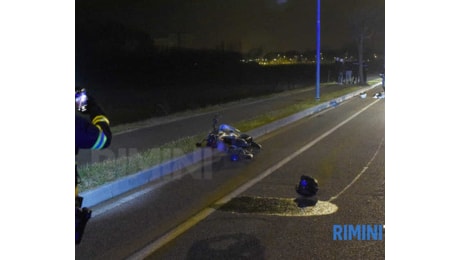 Perde il controllo dello scooter e carambola sull'asfalto, minorenne muore sul colpo