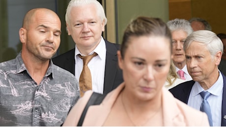 Julian Assange è libero e in viaggio verso l'Australia: la corte Usa accetta il patteggiamento