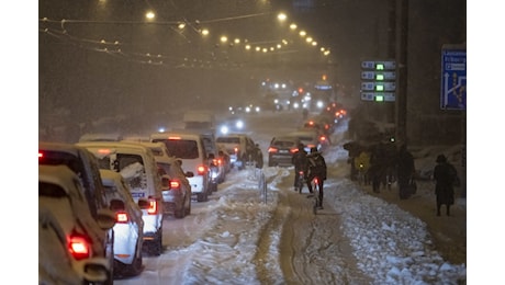 La prima neve semina il caos in Svizzera