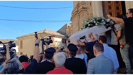 Palloncini bianchi e la musica di Ultimo a Rosciano per i funerali di Thomas Luciani [FOTO]