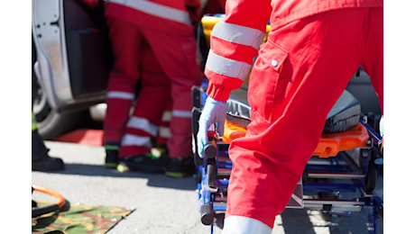 Cade in un cantiere e si ferisce gravemente: operaio di 53 anni scaricato davanti a un benzinaio