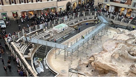 Roma, la passerella alla Fontana di Trevi bocciata dai social: da «vergogna» a «nefandezza»