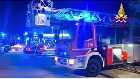 Incendio a hotel di Abano, l'intervento dei vigili del fuoco