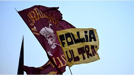 Roma-Inter, la Curva Sud ironizza sull'inchiesta degli ultras ospiti: Dopo le strisce blu, arrivano le strisce neroblù