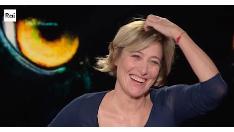 Valeria Bruni Tedeschi a Belve: “Ho provato tutte le droghe. Mia sorella Carla…”