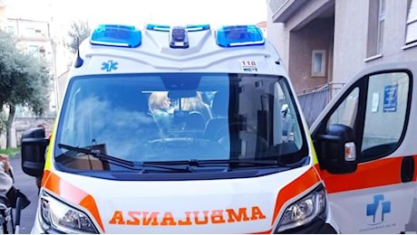 Dà fuoco alla moglie in auto e poi la uccide a mani nude