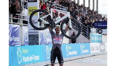 Van der Poel domina ancora: terzo trionfo consecutivo alla Parigi-Roubaix
