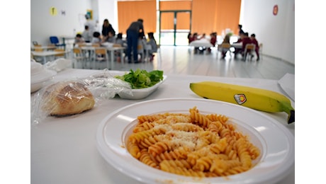 Bimbo di quattro anni lasciato senza pranzo a mensa per un debito di nove euro: Era in lacrime. Il Comune smentisce