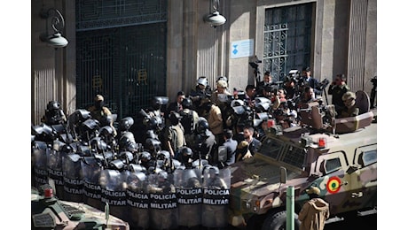 Bolivia, l'esercito si rivolta contro il governo e assedia il palazzo di La Paz: «È un colpo di Stato, fermateli» - Foto e video