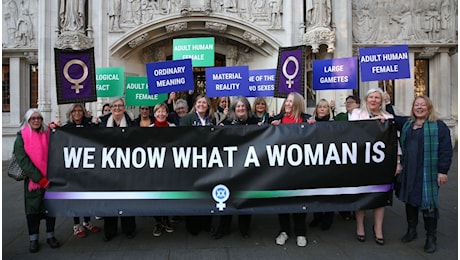 Cosa dice davvero la sentenza della Corte suprema britannica su persone transgender e definizione di donna