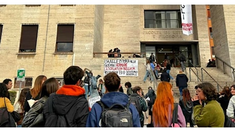 La Sapienza, occupato tetto facoltà di Lettere