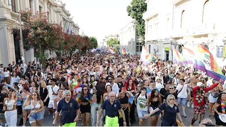 Messina si colora d’arcobaleno per lo Stretto Pride