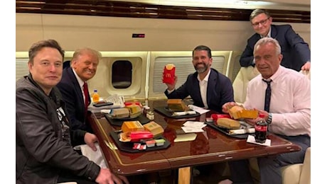 Trump, Musk, Trump jr e Kennedy jr a pranzo insieme in aereo come in un fast food