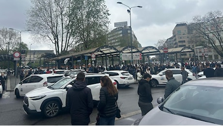 Taxi, protesta in Centrale e a Linate. Corse bloccate e tensione con gli Ncc: “Basta abusivi”