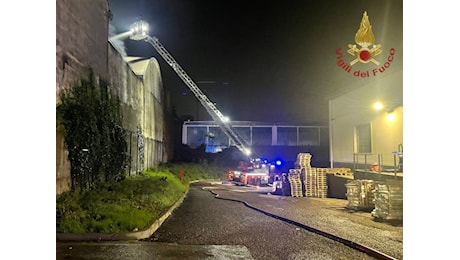 Incendio in un’officina di Via Lisiade a Milano: evacuate dieci persone