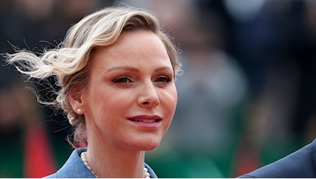 Charlene di Monaco, l'eleganza al torneo di tennis: charme col tailleur pantalone e tre fili di perle