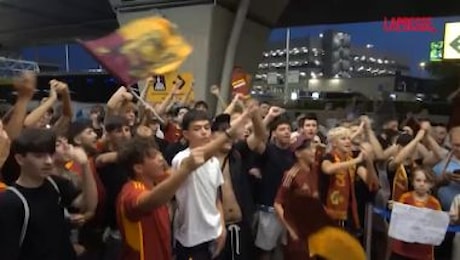 Roma, un centinaio di tifosi a Fiumicino in attesa del nuovo acquisto Matias Soulè