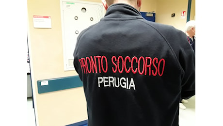 Giovane trovato in strada incosciente muore al pronto soccorso, è giallo