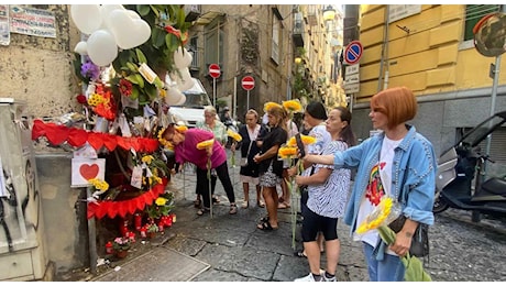 Chiara Jaconis morta a Napoli, i funerali: «L’amore vince su tutto»