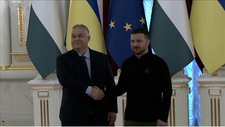 Orbán a sorpresa a Kiev per colloqui con Zelensky: l'incontro e la stretta di mano