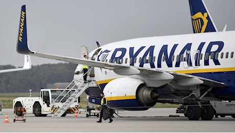 Lite a bordo di un volo Ryanair, il pilota interviene e lascia a terra due uomini