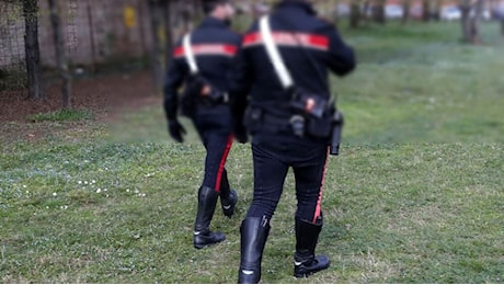 Lo trovano morto nel cortile di casa con una ferita alla gola: l'allarme dato dalla moglie