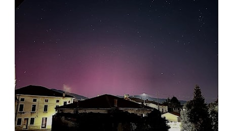 Cieli italiani illuminati dall’Aurora Boreale, le spettacolari immagini del fenomeno