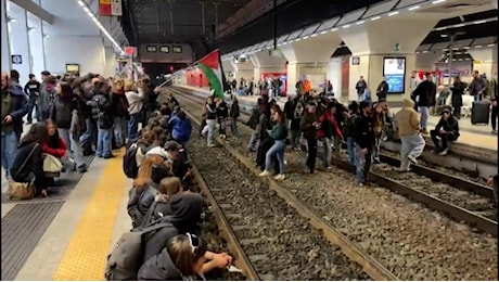 Alta tensione a Porta Susa: studenti e pro Pal occupano dopo gli scontri alla stazione centrale