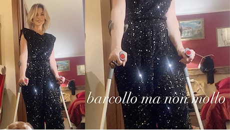 Alba Parietti con la tuta di paillettes (e stampelle) a Capodanno: Barcollo ma non mollo