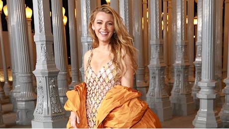 Blake Lively coperta solo da una rete metallica: sul red carpet sfila con l'abito vedo non vedo