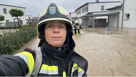 Inondazioni nell'Est Europa, Giulia Adami la volontaria in prima linea: «Anche la mia casa sott'acqua ma aiuto gli altri»