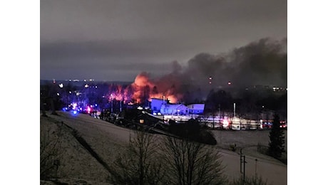 Un aereo cargo Dhl si schianta vicino all’aeroporto di Vilnius in Lituania – Il video