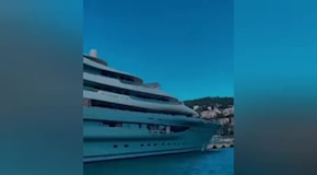 Capri, avvistato il Flying Fox, lo yacht più costoso al mondo ($ 500mln) con 11 mini-appartamenti e spa da 400mq, è di Jeff Bezos - VIDEO
