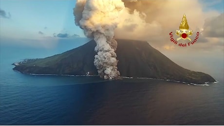 Dopo l'Etna erutta anche il vulcano Stromboli. Allerta rossa sul'isola