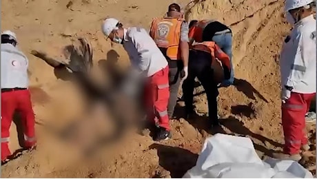Gaza, la denuncia della Croce Rossa: Uccisi 8 paramedici, sotterrati nella sabbia con le ambulanze