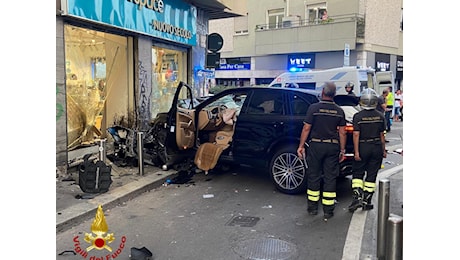 Milano, suv sfonda vetrina in centro: gravissimi i due nel veicolo