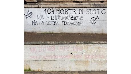 Scritte contro Valditara al ministero dell'Istruzione, simboli anarchici e stella a 5 punte