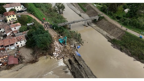 Allluvioni, a Traversara nel Ravennate si lavora per ripristinare l'argine del Lamone: nuova falla aperta nella notte