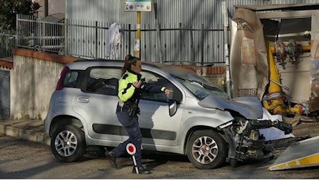 Omicidio stradale, indagato. Carambola tra due auto contro la cabina del gas: muoiono moglie e marito