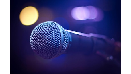 Non può cantare in napoletano al karaoke a Firenze, la denuncia di un 26enne