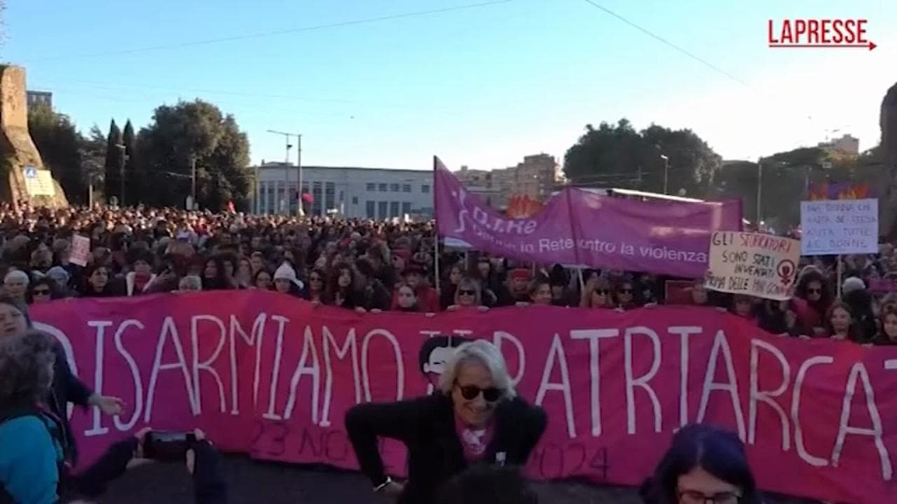 Il Corteo Femminista "brucia" Valditara