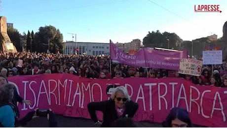 Roma, in migliaia al corteo di 'Non una di meno': Basta violenza, disarmiamo il patriarcato