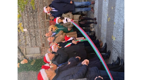 Inaugurati, a Verona, Mercatini di Natale. Sino dai primi momenti, folla ed entusiasmo. Anche code, davanti agli stands! L'evento sarà attivo, sino al 26 dicembre. Viabilità, bus navetta ed altro