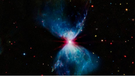 La “clessidra cosmica” catturata dal telescopio James Webb è una stella che sta per nascere