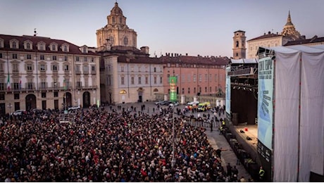 Capodanno in piazza a Torino: bici e monopattini vietati nella zona rossa. Niente bottiglie di vetro e cani solo con la museruola